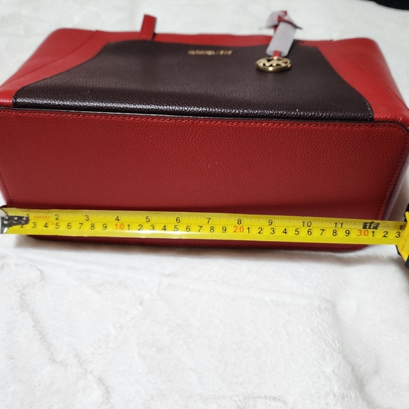 🥰MICHAEL Michael Kors Large Pocket Tote in Red with Brown Pocket - Picture 11 of 15